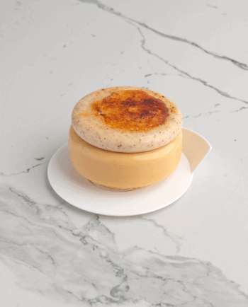 blat din făină de migdale, confit de caise, crème brûlée infuzat cu rozmarin, mousse catifelat de ciocolată albă și unt de migdale, crocant din zahăr ars